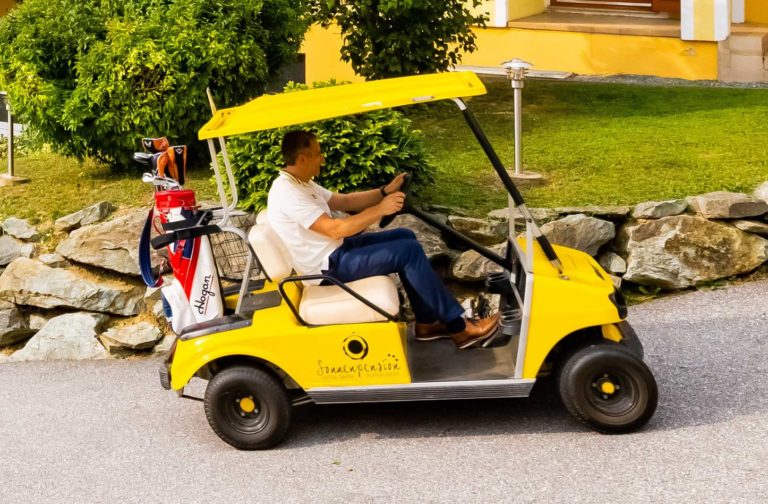 Mit dem Golf Cart direkt auf den Golfplatz